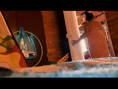 ❤️ Sinusundan ako ng tito ko sa shower, binabastos niya ako habang naliligo ako. ❤️❌ Porn video sa amin