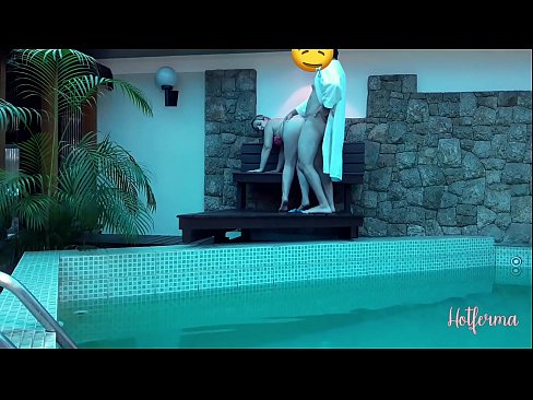 ❤️ Inaanyayahan ni Boss ang kasambahay sa pool, ngunit hindi napigilan ang init ❤️❌ Porn video sa amin
