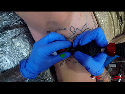 ❤️ Nagpa-tattoo sa kanyang klitoris ang sobrang tattoo na hottie na si Sully Savage ❤️❌ Porn video sa amin