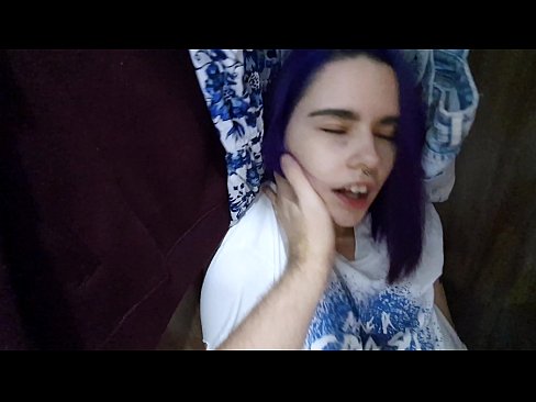 ❤️ Natagpuan ang aking kapatid na babae sa aparador at tinulungan ang kanyang cum ❤️❌ Porn video sa amin
